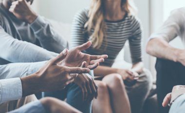 Çfarë duhet të keni parasysh nëse planifikoni t’u tregoni njerëzve se jeni divorcuar
