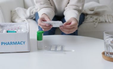 Këto gjashtë produkte duhet t’i keni në farmacinë e shtëpisë tuaj këtë dimër