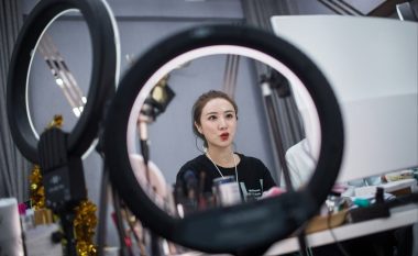 Kina gjobit me 210 milionë dollarë influencuesen e famshme Viya