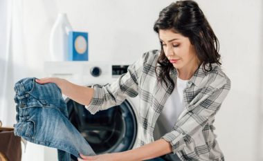 Humbasin ngjyrën, lëshojnë ngjyrën në rroba të tjera dhe zbehen me kalimin e kohës: Si të lani siç duhet xhinset?