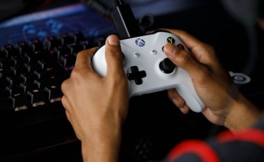 Britanikët kaluan më shumë kohë në internet se kurrë më parë këtë vit, ndërsa ishin të “ngujuar” në shtëpi
