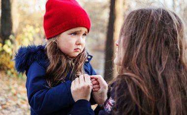 Qarja, kafshimi, bërtitja nuk janë gjithmonë të këqija: Qe përse fëmija ka një sulm inati