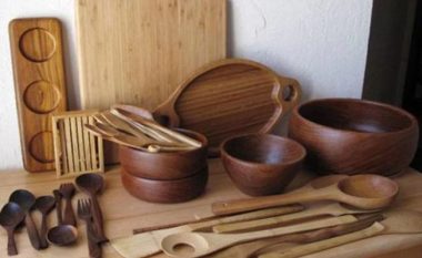 Largoni bakteret dhe aromat e pakëndshme: Si të pastroni siç duhet enët prej druri