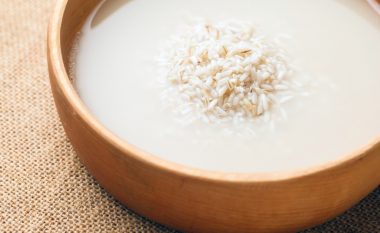 Arsyeja pse nuk duhet të hidhni kurrë ujin që përdorni për të shpëlarë orizin