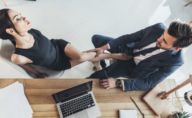 Gabimet që femrat bëjnë kur flirtojnë