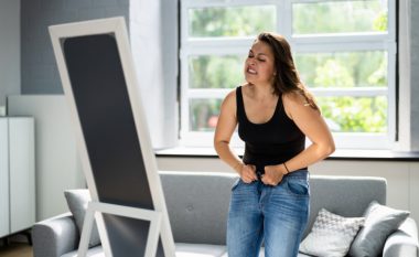 Ju janë rrudhur xhinset gjatë larjes? Nuk ka problem, qe si t’i shpëtoni ato!