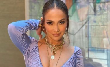 Jennifer Lopez në një kombinim për femra të guximshme