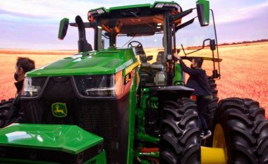 Kompania “John Deere” prezanton traktorin që mund të punojë arat pa shofer