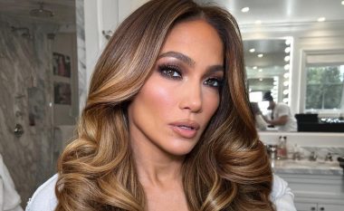 Jennifer Lopez shfaqet me një stilim të mahnitshëm flokësh