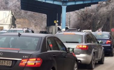 Bllokimi i rrugëve nga protestuesit në Serbi, apelohet që të shmanget kalimi kufitar në Jarinë
