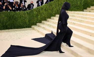 Kim Kardashian ‘luftoi kundër’ pamjes së saj të maskuar në Met Gala 2021