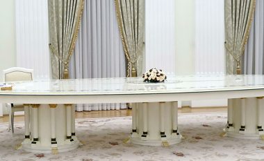 Tavolina gjigante që bëri xhiron në rrjetet sociale