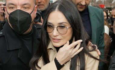 Rrëmbeu gjithë vëmendjen në Paris: Demi Moore është përkufizimi i shkëlqimit këtë javë