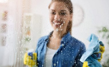 Nuk lë njolla dhe leqe të yndyrshme: Ky produkt është ideal për pastrimin e sipërfaqeve të xhamit