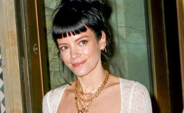 Lily Allen me fustan të bardhë dhe brekë të zeza pa sytjena, publikim i pakëndshëm i këngëtares!