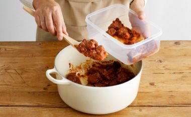 Si të pastroni kutitë plastike në vetëm pak sekonda