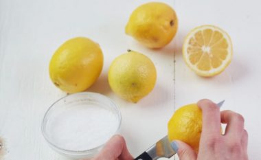 Janë ndryshkur thikat tuaja? Mos u shqetësoni, lëngu i limonit do t’ju ndihmojë