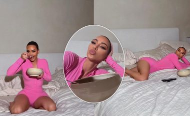 Beqarja Kim Kardashian shfaqet e mahnitshme nga shtrati e veshur me një trupore ngjyrë rozë