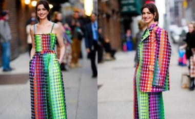 Anne Hathaway shfaqet plot stil me korse dhe pantallona shumëngjyrëshe