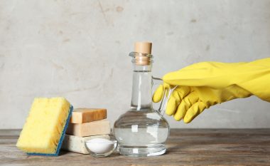 Katër gjërat që nuk duhet t’i pastroni me uthull të bardhë