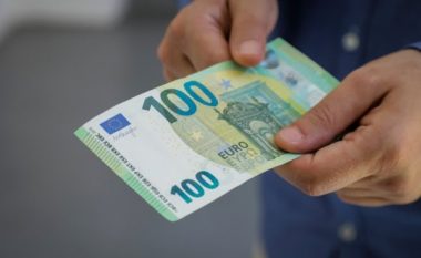 100 euro për fëmijët dhe pensionistët, pushteti lavdërohet e opozita kritikon