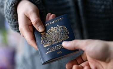 Japonia dhe Singapori kanë ende pasaportat më të fuqishme në botë, ndërsa Rusia bie në vendin e 49-të dhe Ukraina arrin një rekord të lartë