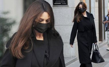 Monica Bellucci shfaqet elegante teksa zgjedh nga koka te këmbët një kombinim të zi gjatë daljes në Milano