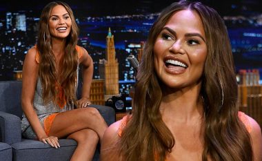 Chrissy Teigen duket e pabesueshme në paraqitjen e fundit e me fustan ngjyrë argjendi dhe taka