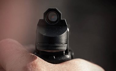 Shikoni si duket nishani më i vogël në botë