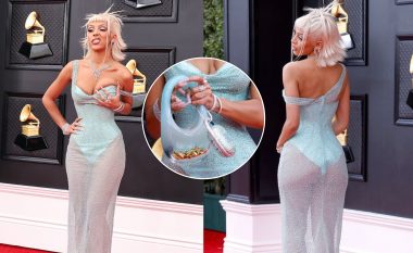 Doja Cat mban çantë qelqi të mbushur me karamele në tapetin e kuq të “Grammy Awards 2022”