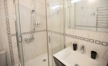 Zmadhoni në mënyrë optike banjën e vogël me këto truke të ekspertëve