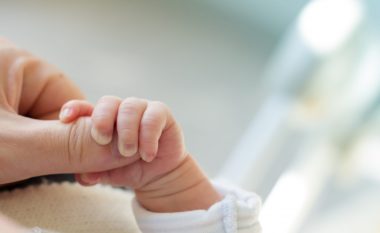 ​Vajzë dhe djalë, dy fëmijët e parë të lindur në këtë vit në Kosovë