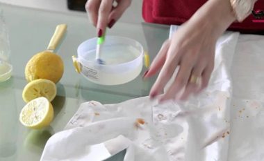 Lëngu i limonit heq njollat nga rrobat e bardha