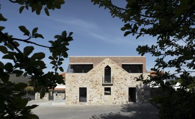 Një shtëpi familjare prej guri që lidh të shkuarën me të tashmen