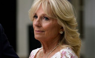 Jill Biden – një fustan me dantella për të nxjerrë në pah figurën femërore të Zonjës së Parë