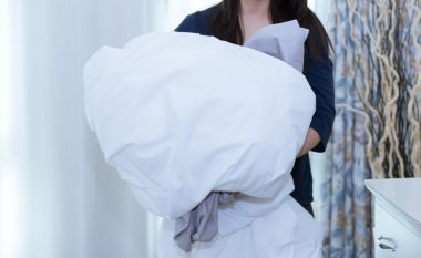 Mënyra e lehtë dhe e lirë për të pastruar jorganin tuaj pa e vendosur në lavatriçe