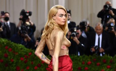 Cara Delevingne nuk e fshehu psoriazën e saj në “Met Gala 2022″