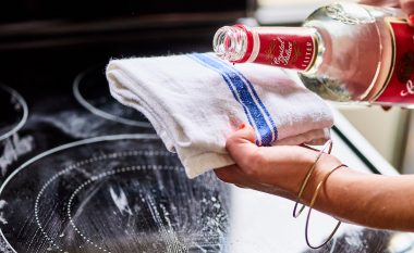 Një eksperte pastrimi tregon produktin që ju nevojitet për gjithçka