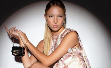 Lila Moss tregon monitorin e diabetit në fushatën reklamuese Fendi-Versace