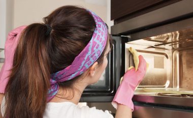 Mënyra më e shpejtë për ta pastruar mikrovalën 