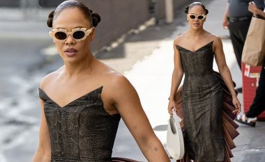 Tessa Thompson tregon format e saj me një fustan me stampim gjarpëri