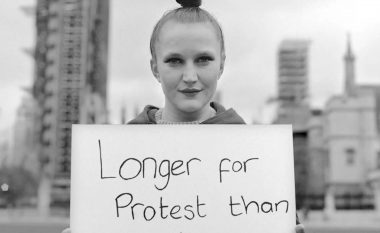 Një çerek shekulli, me protesta