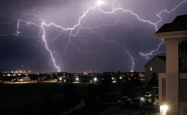 A ka rrufe aty pranë? Zbatoni këtë truk të thjeshtë për ta zbuluar!