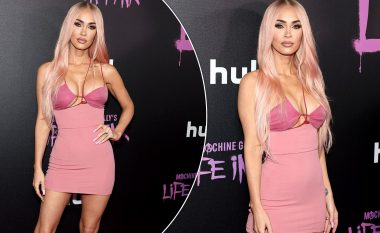 E veshur nga shqiptarja Nensi Dojaka, Megan Fox debuton flokët bionde me hije rozë në premierën e dokumentarit “Machine Gun Kelly’s Life in Pink”