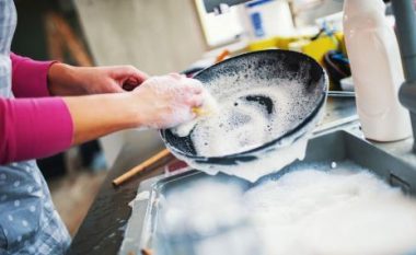 Hulumtimi i ri sugjeron se enët nuk duhet të lahen me sfungjer