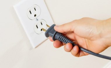 Largoni këto gjëra nga priza para se të shkoni në pushime 