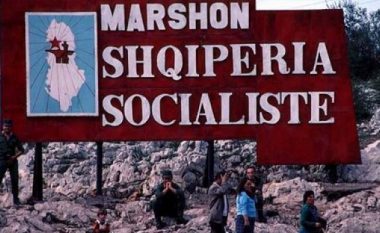 Kadri Hazbiu më 1973: Burrat me flokë si të grave, ndalohen të hyjnë në Shqipëri