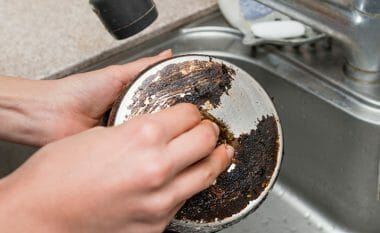 Mbi 660 mijë njerëz janë të emocionuar me këtë truk: Mund të lani enët e yndyrshme dhe të shkrumbuara pa ujë
