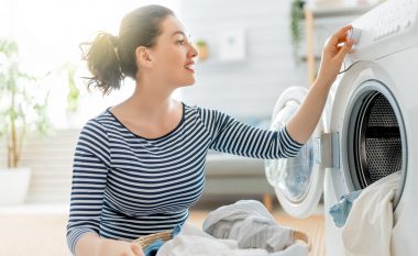 Katër gjëra që nuk duhet t’i vendosni kurrë në tharëse të rrobave pasi do t’i shkatërrojë ato