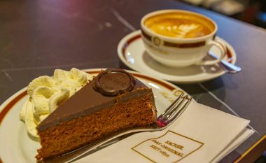 Torta “Sacher”: Balancë e përsosur e çokollatës dhe reçelit të kajsisë